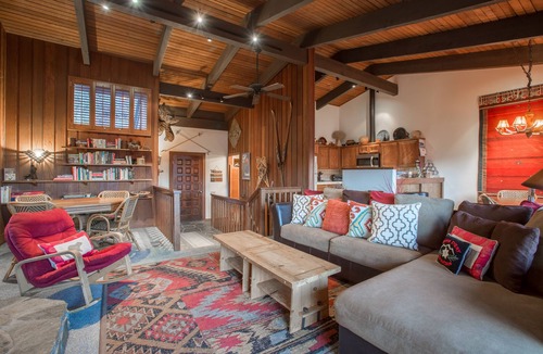 Mammoth Lakes Condo | Cozy Cabin In the Pines-Enjoy With Your Friends and Family-Walk to Canyon Lodge