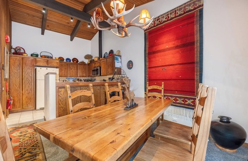 Mammoth Lakes Condo | Cozy Cabin In the Pines-Enjoy With Your Friends and Family-Walk to Canyon Lodge