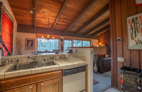Mammoth Lakes Condo | Cozy Cabin In the Pines-Enjoy With Your Friends and Family-Walk to Canyon Lodge