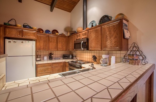 Mammoth Lakes Condo | Cozy Cabin In the Pines-Enjoy With Your Friends and Family-Walk to Canyon Lodge