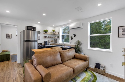 Greenville Cabin | Cozy Cabin in the woods! Queen bed, quiet, peaceful, secluded getaway.
