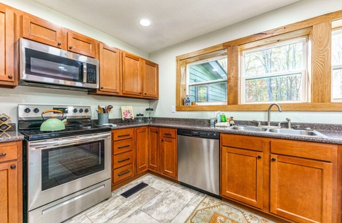 Ashley Oaks House | Cozy Cabin in the Woods w/Playroom, Deck & Lounge