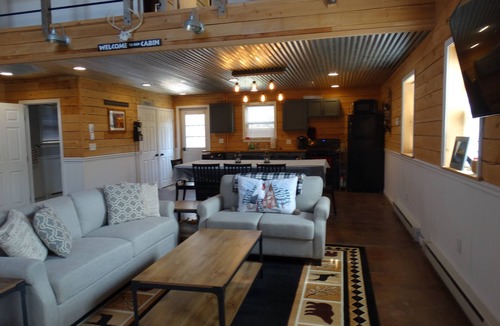 Lindley House | Cozy Cabin in the woods with pool table!