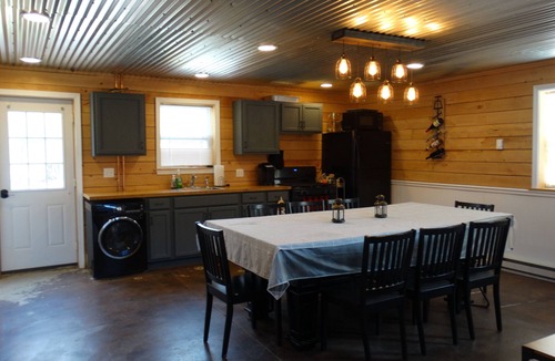 Lindley House | Cozy Cabin in the woods with pool table!