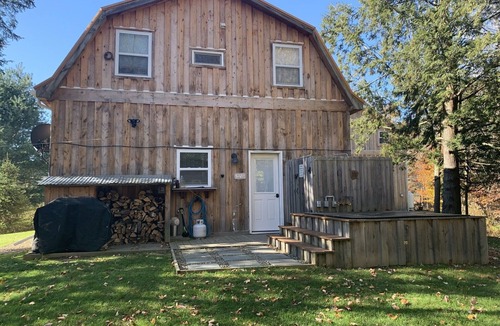 Lindley House | Cozy Cabin in the woods with pool table!