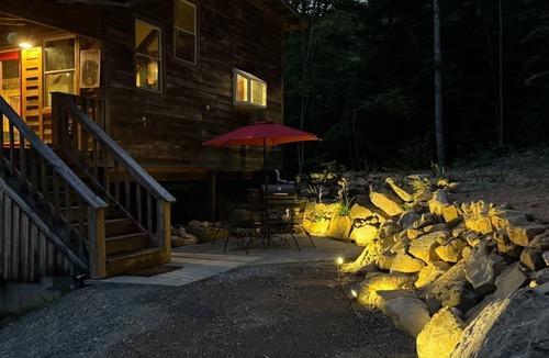 Speedwell Cabin | Cozy cabin in welcoming Speedwell with WiFi, AC