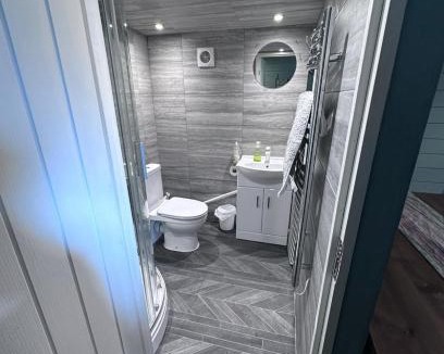 Guildford House | Cozy cabin independent ensuite