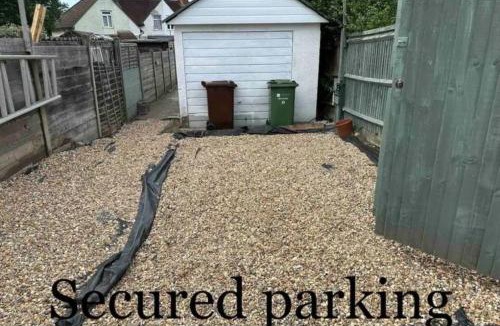 Guildford House | Cozy cabin independent ensuite