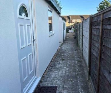 Guildford House | Cozy cabin independent ensuite