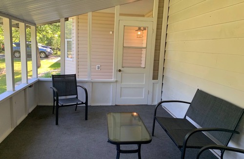 New Bothwell Cabin | Cozy cabin just a few minutes walk from St. Malo Provincial Park & Beach!