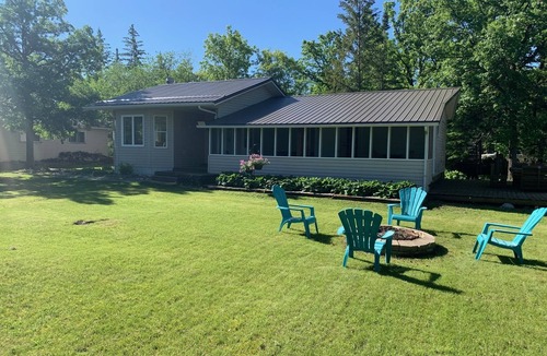 New Bothwell Cabin | Cozy cabin just a few minutes walk from St. Malo Provincial Park & Beach!