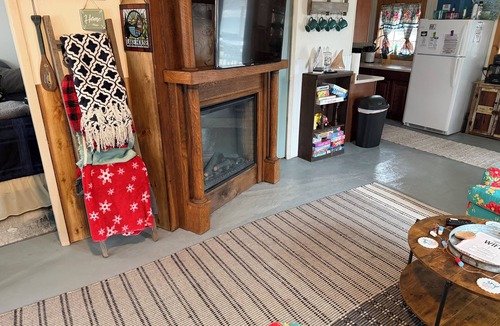 Shell Knob House | Cozy Cabin Lakeview of Table Rock Lake with 2 minute walk to the water.