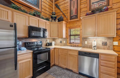 Branson Theater District Cabin | Cozy Cabin Near 76 Strip Pool & Games