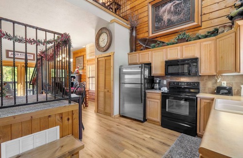 Branson Theater District Cabin | Cozy Cabin Near 76 Strip Pool & Games