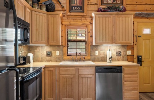 Branson Theater District Cabin | Cozy Cabin Near 76 Strip Pool & Games