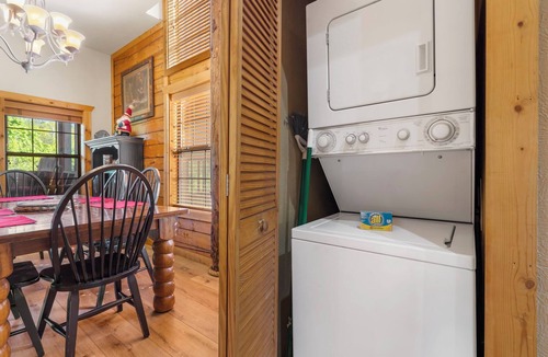 Branson Theater District Cabin | Cozy Cabin Near 76 Strip Pool & Games