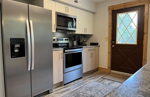 Custer House | Cozy cabin near all the attractions in the Heart of the Hills! Pet friendly!