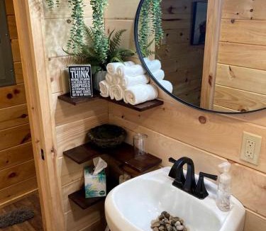 Big Sandy House | Cozy Cabin near Kentucky Lake - Amazing Glamping Rental in Big Sandy, Tennessee
