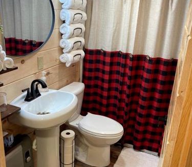 Big Sandy House | Cozy Cabin near Kentucky Lake - Amazing Glamping Rental in Big Sandy, Tennessee