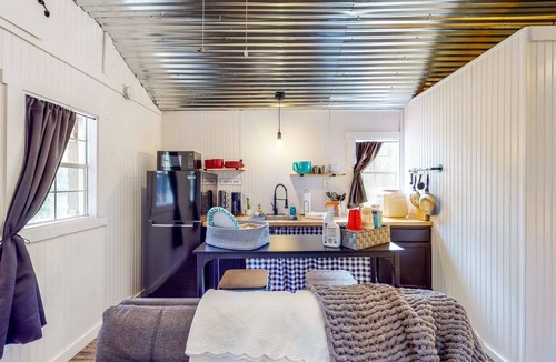 Colmesneil Cabin | Cozy Cabin Near Lakes w/ Hammock & Outdoor Shower
