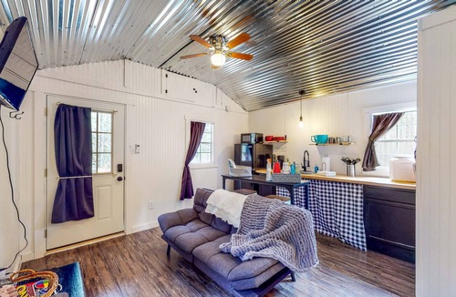 Colmesneil Cabin | Cozy Cabin Near Lakes w/ Hammock & Outdoor Shower