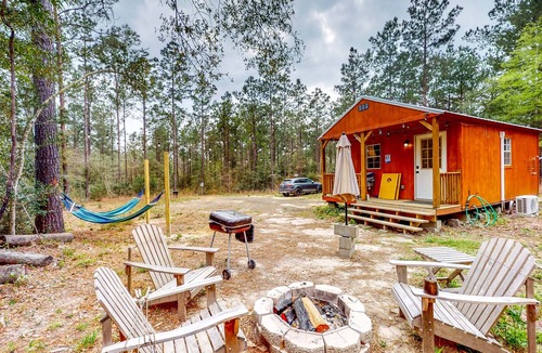 Colmesneil Cabin | Cozy Cabin Near Lakes w/ Hammock & Outdoor Shower