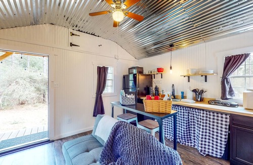 Colmesneil Cabin | Cozy Cabin Near Lakes w/ Firepit & Outdoor Shower