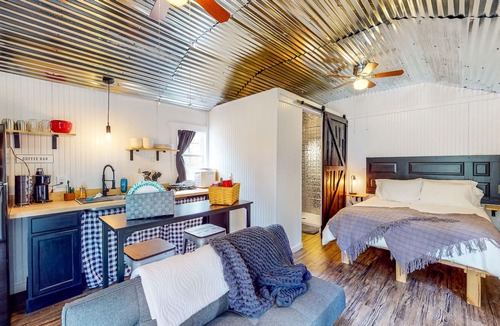 Colmesneil Cabin | Cozy Cabin Near Lakes w/ Firepit & Outdoor Shower