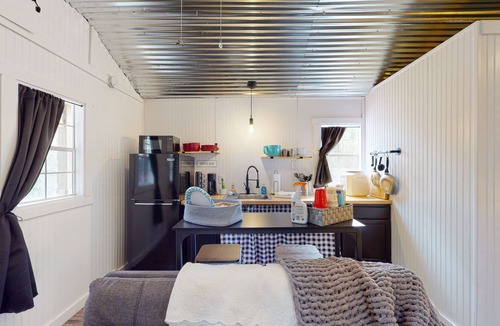 Colmesneil Cabin | Cozy Cabin Near Lakes w/ Hammock & Outdoor Shower