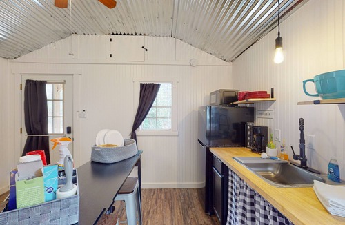 Colmesneil Cabin | Cozy Cabin Near Lakes w/ Hammock & Outdoor Shower