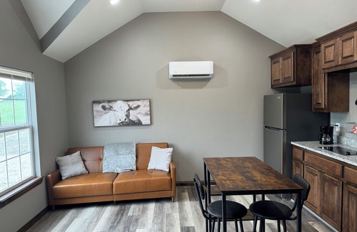 Lawton Cabin | Cozy cabin near Medicine Park with AC, WiFi