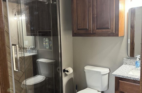 Lawton Cabin | Cozy cabin near Medicine Park with AC, WiFi