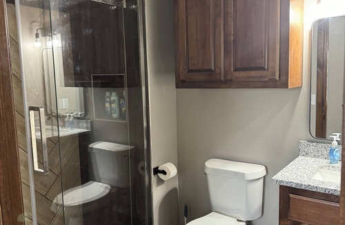 Lawton Cabin | Cozy cabin near Medicine Park with WiFi, AC