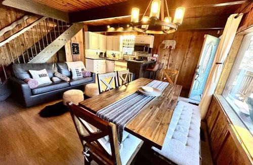Whispering Forest House | Cozy Cabin near Resorts and The Village +Mtn views