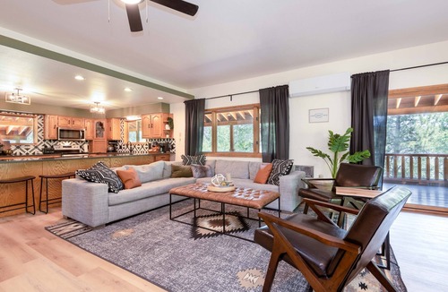 Mammoth Creek Cabin | Cozy Cabin next to State and National parks w/Hot Tub!
