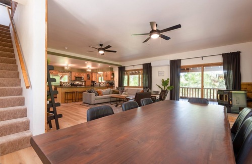 Mammoth Creek Cabin | Cozy Cabin next to State and National parks w/Hot Tub!