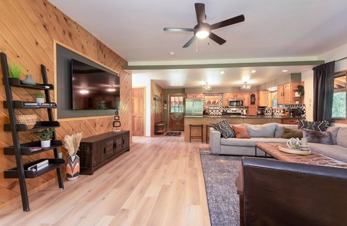 Mammoth Creek Cabin | Cozy Cabin next to State and National parks w/Hot Tub!