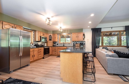 Mammoth Creek Cabin | Cozy Cabin next to State and National parks w/Hot Tub!