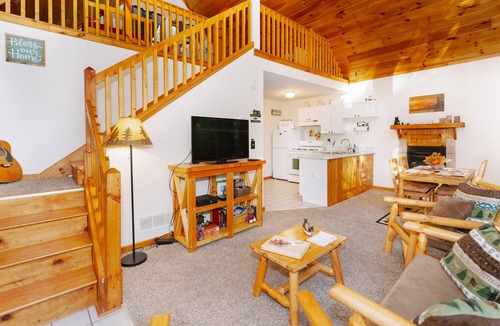 Chatsworth Cabin | Cozy cabin, off-road experience with assigned work space and WiFi