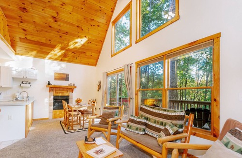 Chatsworth Cabin | Cozy cabin, off-road experience with assigned work space and WiFi