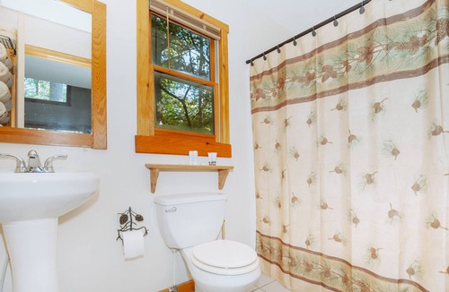 Chatsworth Cabin | Cozy cabin, off-road experience with assigned work space and WiFi