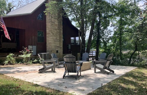Grapeland Cabin | Cozy Cabin on a private lake.