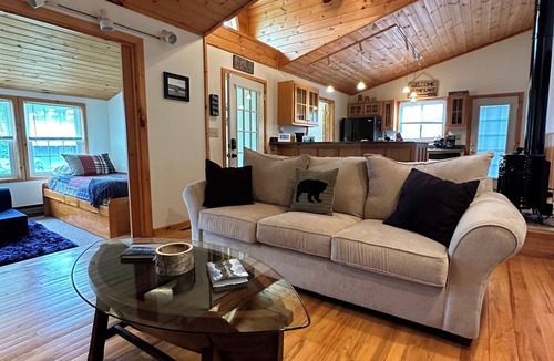 Lake George Cabin | Cozy Cabin on Assembly Point