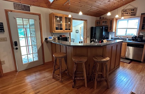 Lake George Cabin | Cozy Cabin on Assembly Point