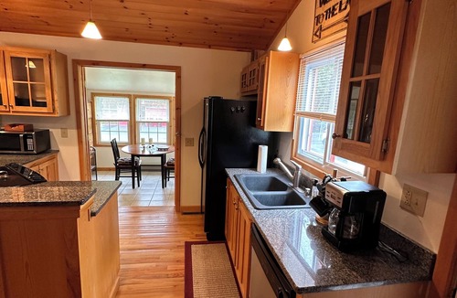 Lake George Cabin | Cozy Cabin on Assembly Point