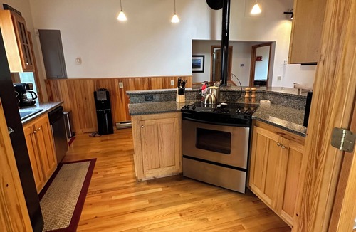 Lake George Cabin | Cozy Cabin on Assembly Point