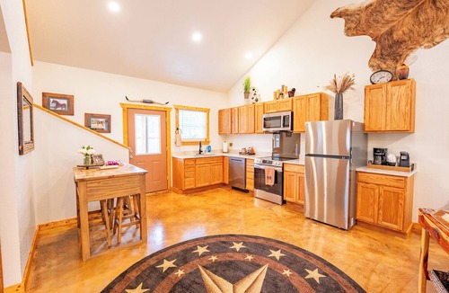 Ferndale Cabin | Cozy Cabin on Horse Ranch with experiences available!