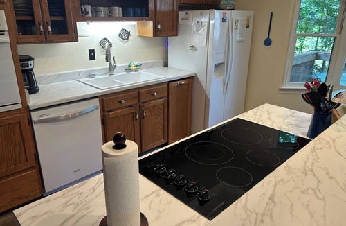 Martin Cabin | Cozy cabin on Lake Hartwell. Spring Break Time! Book Today!