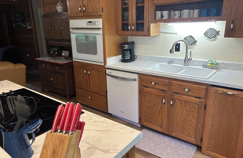 Martin Cabin | Cozy cabin on Lake Hartwell. Spring Break Time! Book Today!