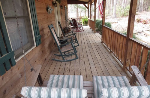 Martin Cabin | Cozy cabin on Lake Hartwell. Spring Break Time! Book Today!